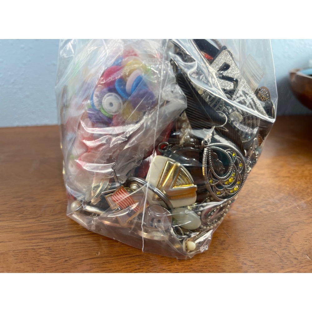 4.2lb Bulk Costume Jewelry Lot Crafting Repair Wearable Vintage Modern - Picture 4 of 6